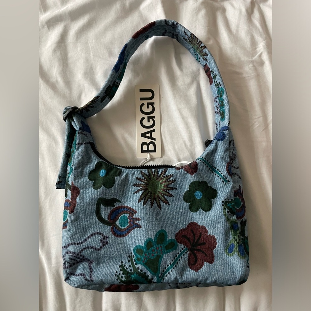 Baggu Mini Nylon Shoulder Bag Blue 

It was NWT! Reposhing! Only used once